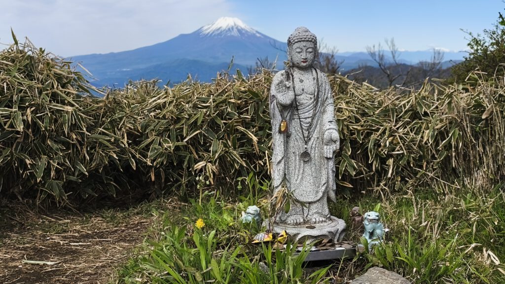 Blick auf den Mount Fuji in stiller Landschaft